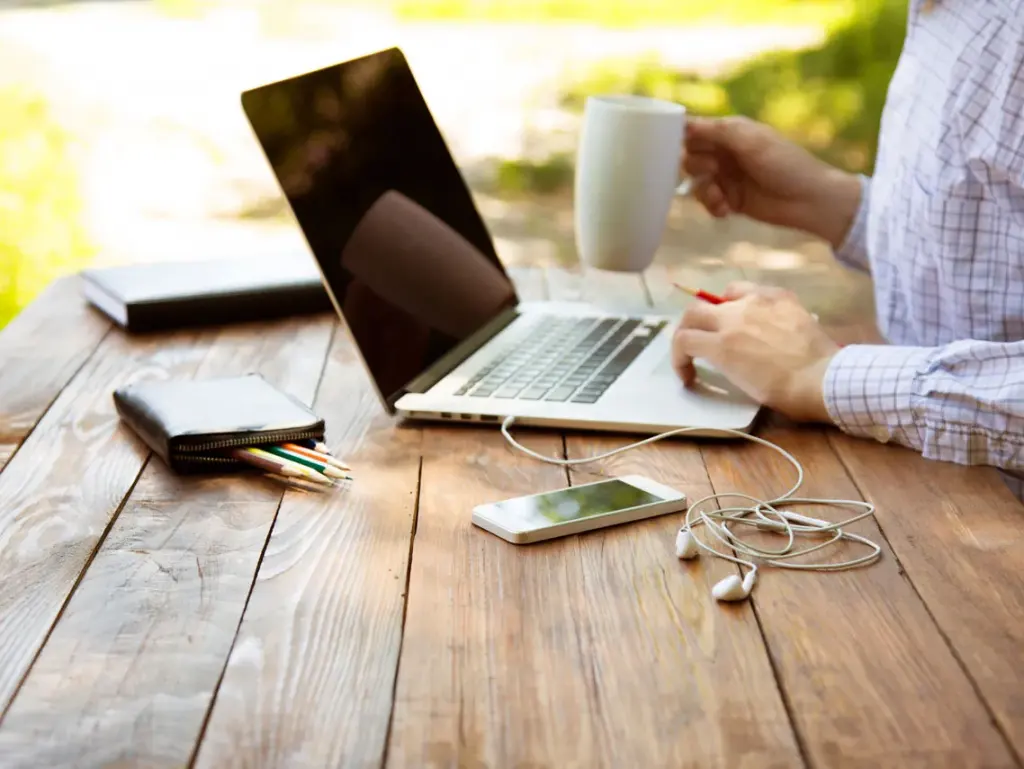 Ejemplo de entorno de trabajo remoto en artículo sobre teletrabajo